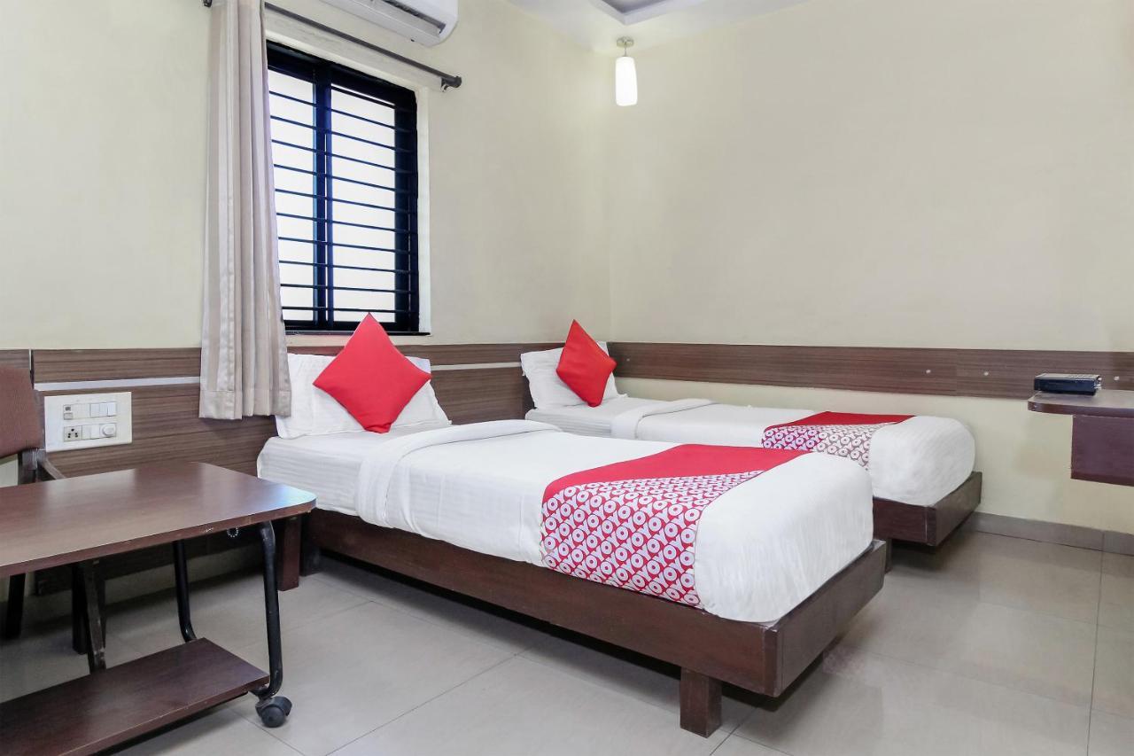 Oyo 30537 Hotel Megharaj Bijāpur Exteriör bild