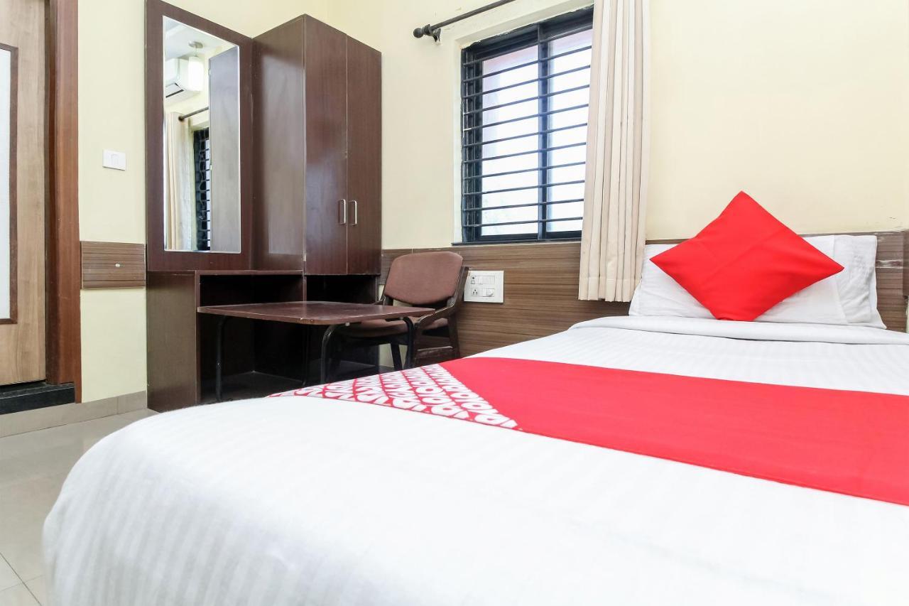 Oyo 30537 Hotel Megharaj Bijāpur Exteriör bild