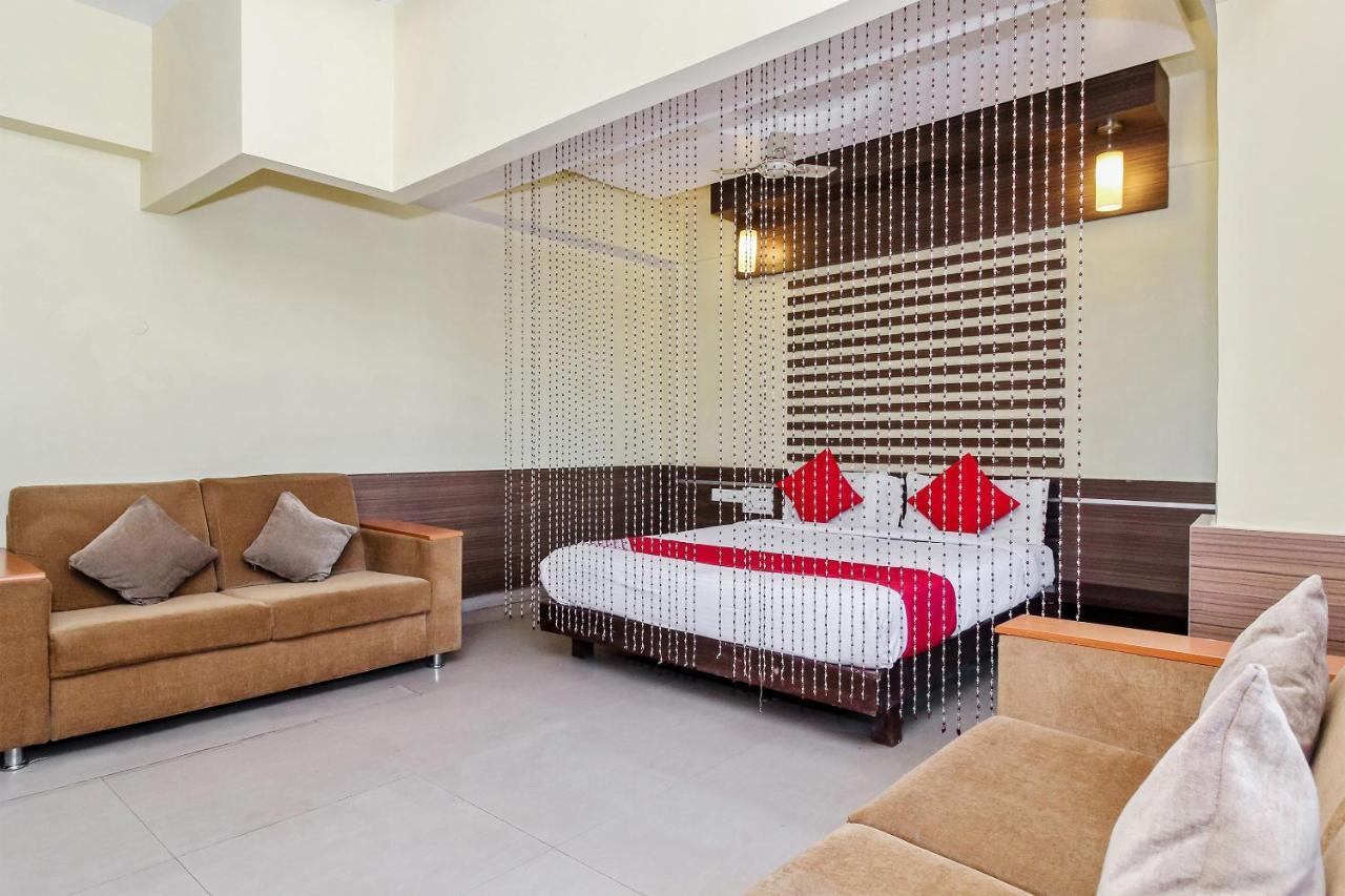 Oyo 30537 Hotel Megharaj Bijāpur Exteriör bild