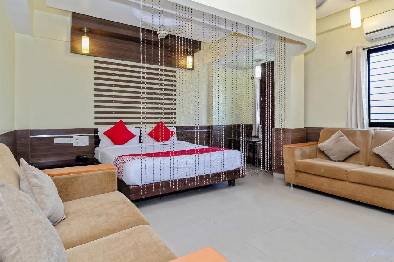 Oyo 30537 Hotel Megharaj Bijāpur Exteriör bild