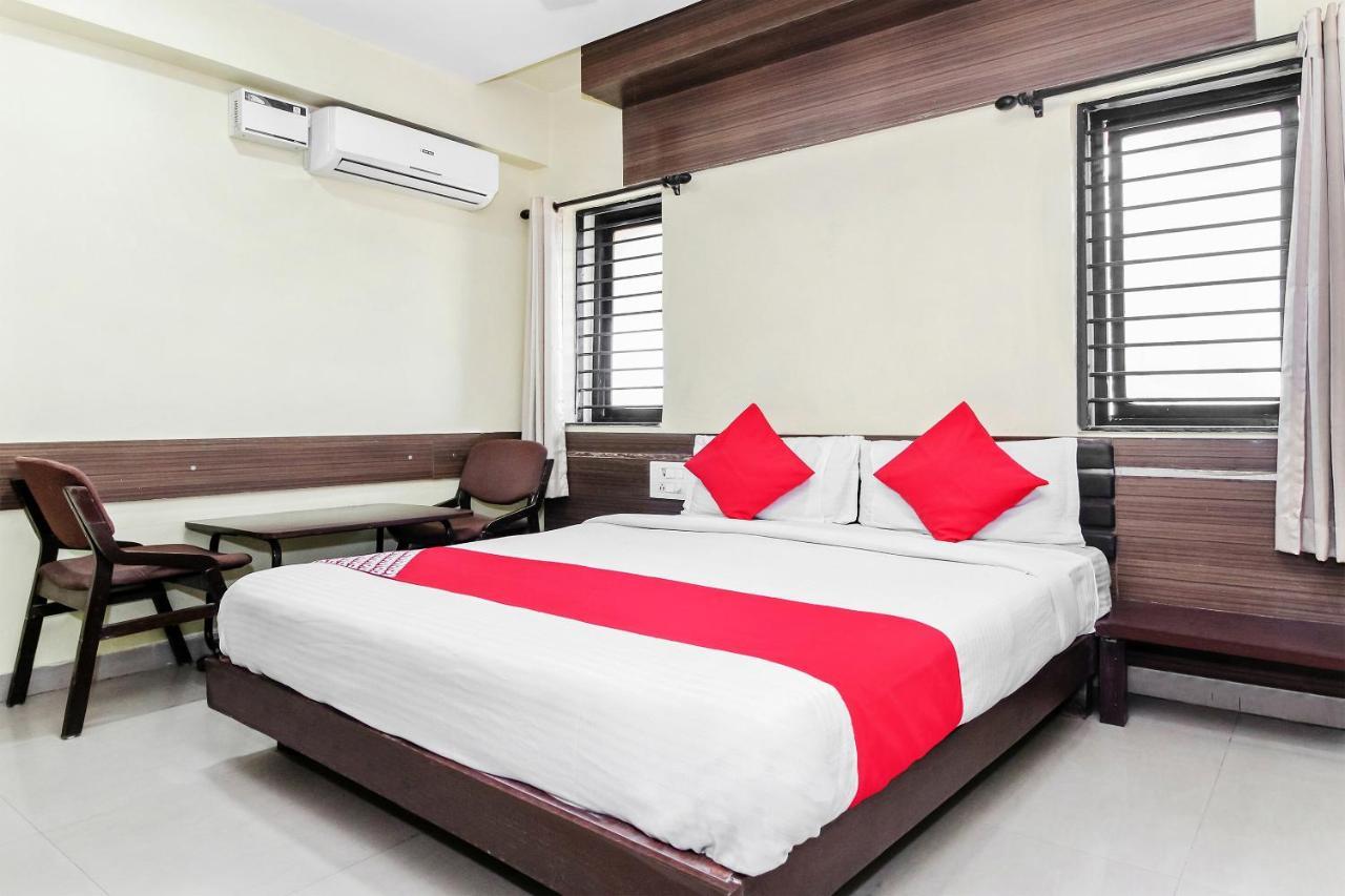 Oyo 30537 Hotel Megharaj Bijāpur Exteriör bild