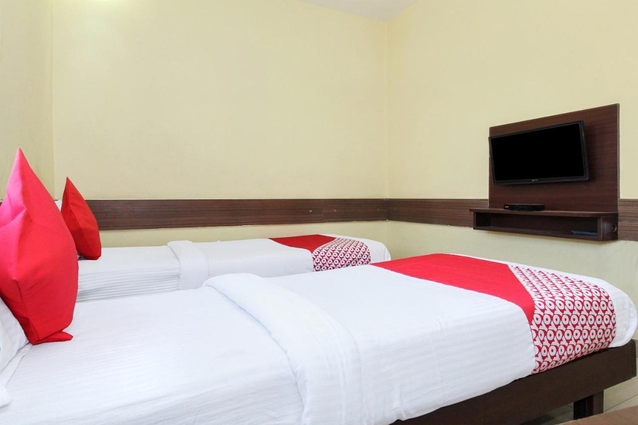 Oyo 30537 Hotel Megharaj Bijāpur Exteriör bild
