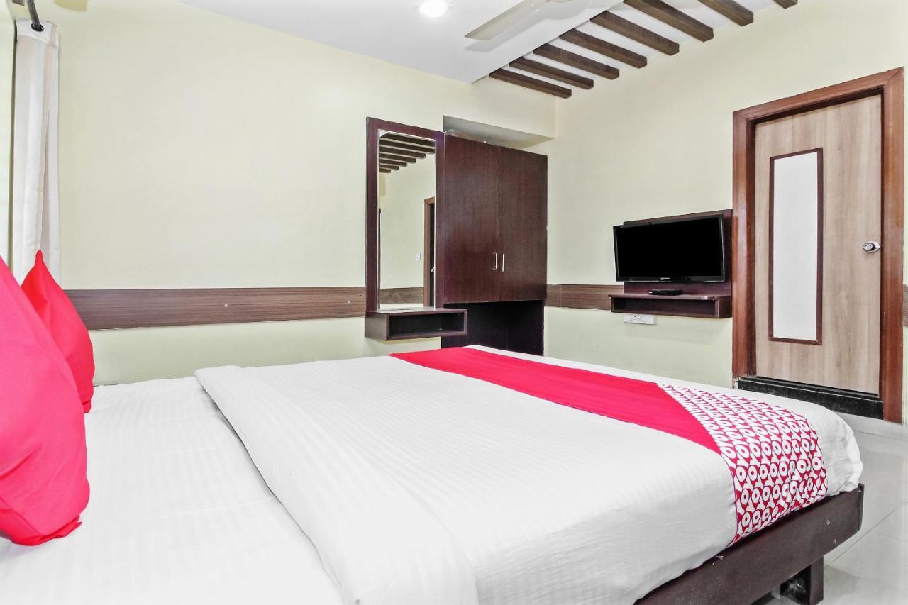 Oyo 30537 Hotel Megharaj Bijāpur Exteriör bild