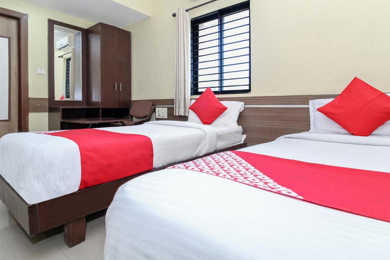 Oyo 30537 Hotel Megharaj Bijāpur Exteriör bild