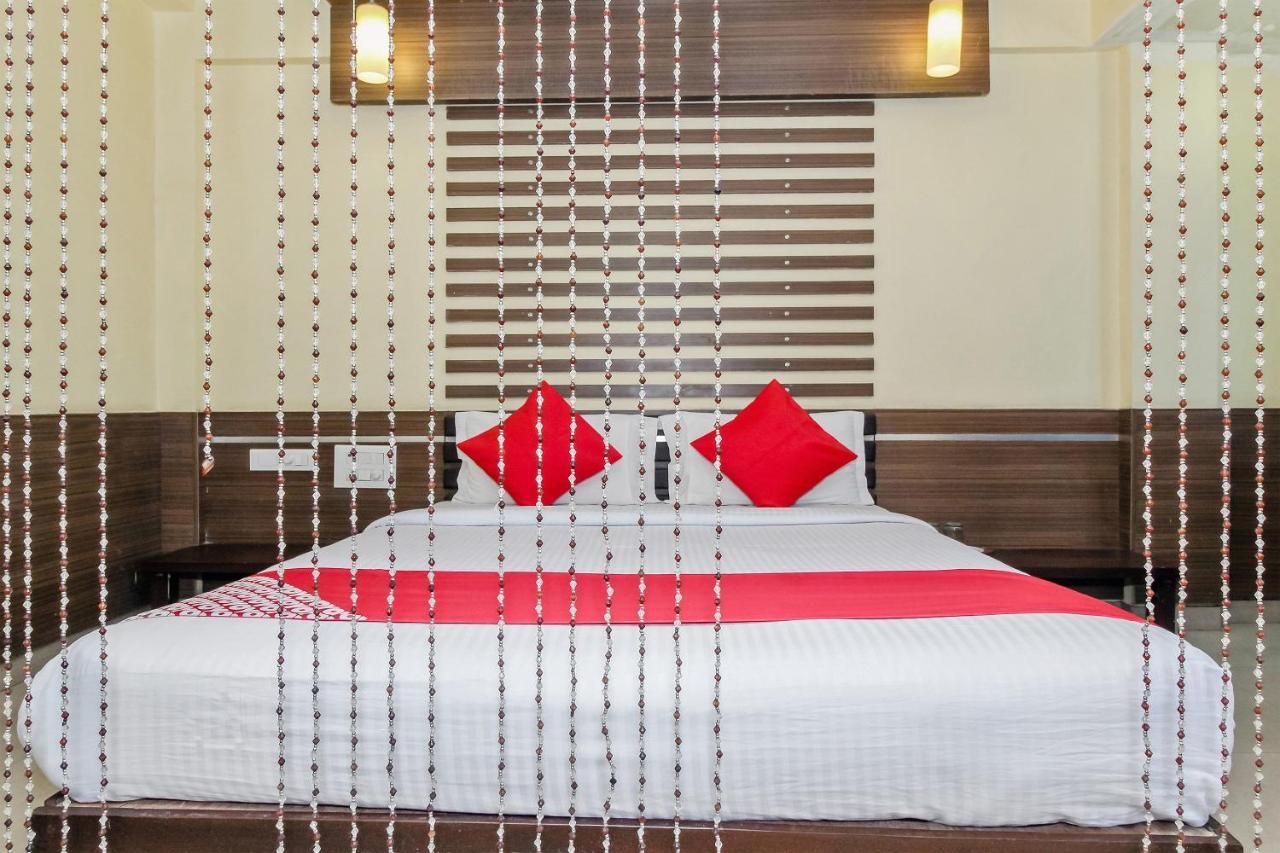 Oyo 30537 Hotel Megharaj Bijāpur Exteriör bild