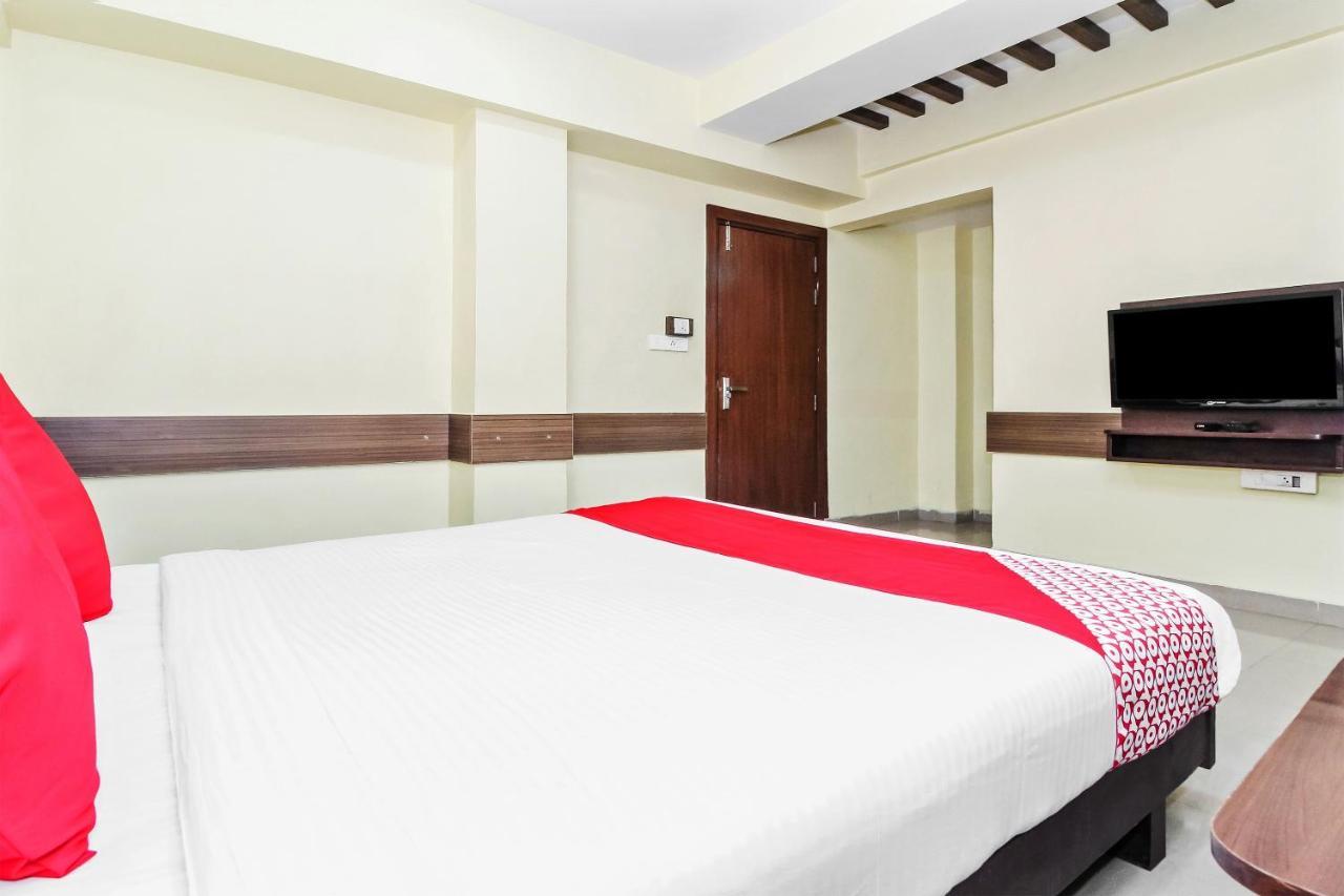 Oyo 30537 Hotel Megharaj Bijāpur Exteriör bild